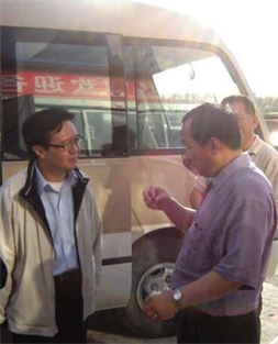 周慶鋒董事長向商務(wù)部高虎城部長匯報(bào)馬鈴薯產(chǎn)業(yè)發(fā)展情況